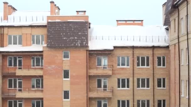 Neige contre maison en brique. Hiver . — Video