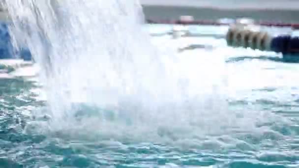 Chorro de agua cayendo en la superficie de la piscina . — Vídeos de Stock