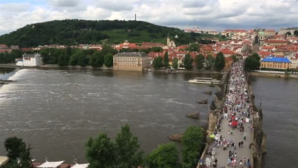 Charles Bridge (medieval bridge in Prague on the River Vltava). — Stock Video