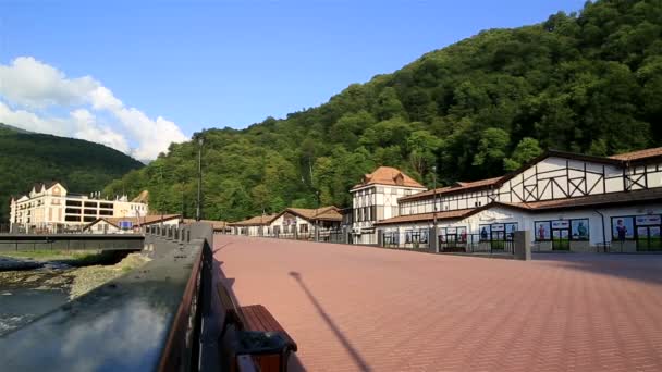 Rosa Chutor alpine resort w Krasnaja Polana. Soczi. Rosja. kolejki linowej w górach. — Wideo stockowe