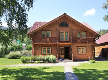 dağlarda güzel ahşap ev. Altay. Rusya.