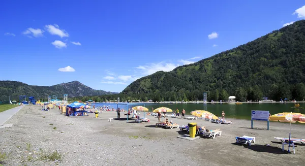 Yaz tatili için "biryuzovaya katun" yapay göl. Altay. r — Stok fotoğraf