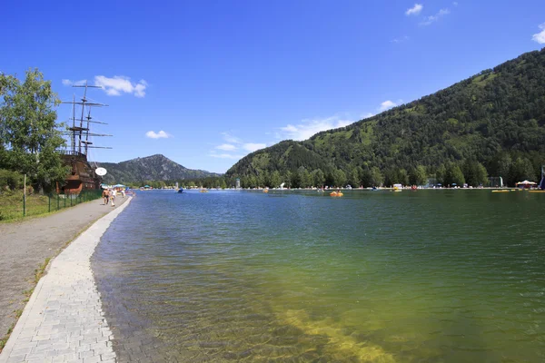 Lac artificiel "Biryuzovaya Katun" pour les vacances d'été. Altaï. R — Photo