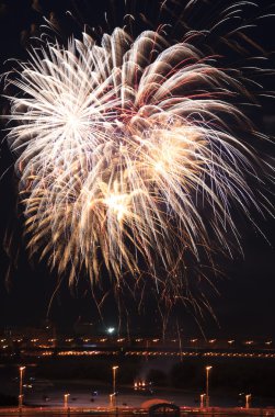 Gece gökyüzünde güzel havai fişekler.
