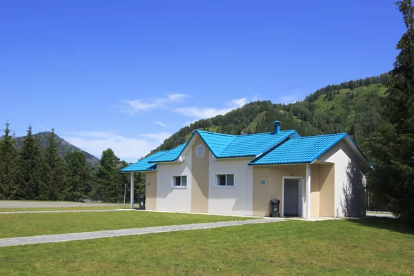 Moderne Toilette in den Bergen. altai. Russland. — Stockfoto