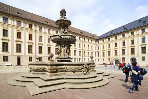 Leopold fontänen (lion's fountain) på den andra domstolen på prague — Stockfoto
