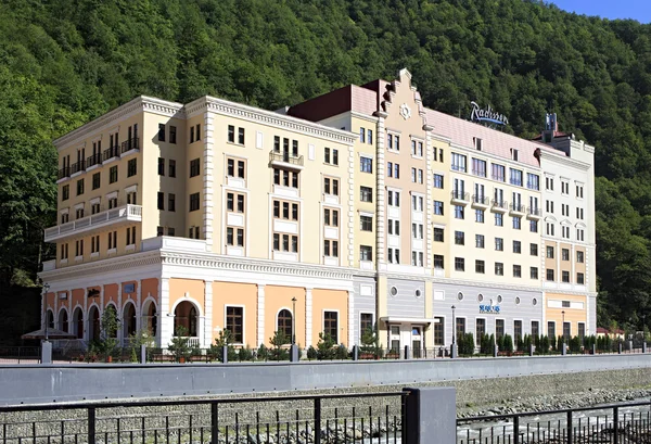 Radisson hotel de rosa khutor alpine resort. Krasnaya polyan — Stok fotoğraf