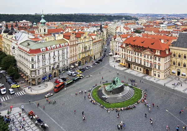 プラハの旧市街の広場。古い市庁舎からの眺め. — ストック写真