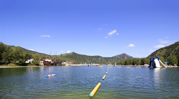Sztuczne jezioro "biryuzovaya katun" na letni wypoczynek. Ałtaj. r — Zdjęcie stockowe