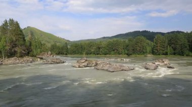 güzel yaz manzara dağ nehir katun. Altay Kray. Rusya.