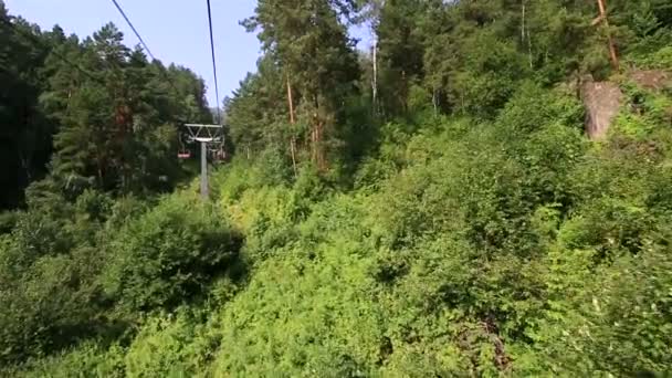 Teleférico de esqui no Monte Tserkovka em Belokurikha. Altai Krai. Rússia . — Vídeo de Stock