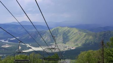 Kayak chairlift üzerine monte sığ sinyuha. Altay Cumhuriyeti. Rusya