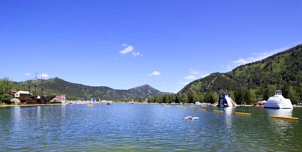 Yaz tatili için "biryuzovaya katun" yapay göl. Altay. r — Stok fotoğraf