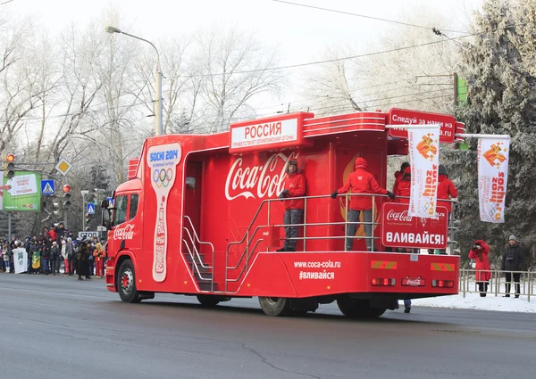 Columna de coche escolta. Relé de la antorcha olímpica en Omsk. Rusia . — Foto de Stock