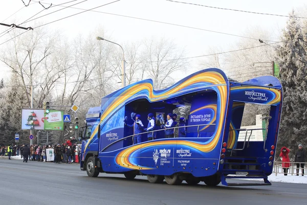 Columna de coche escolta. Relé de la antorcha olímpica en Omsk. Rusia . — Foto de Stock