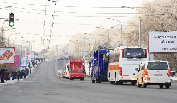 Kolumnen olympiska fackelstafetten i omsk. Ryssland. — Stockfoto