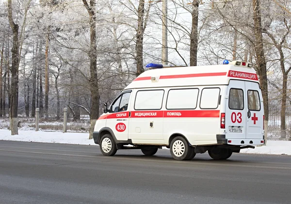 Ambulancias en la carretera de la ciudad . — Foto de Stock