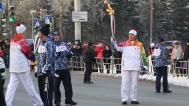 torchbearers yangın geçmek. omsk, Olimpiyat Meşalesi koşusu. Rusya.