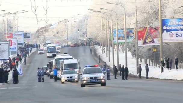 Column Olympic Torch Relay in Omsk. Russia. — Stock Video