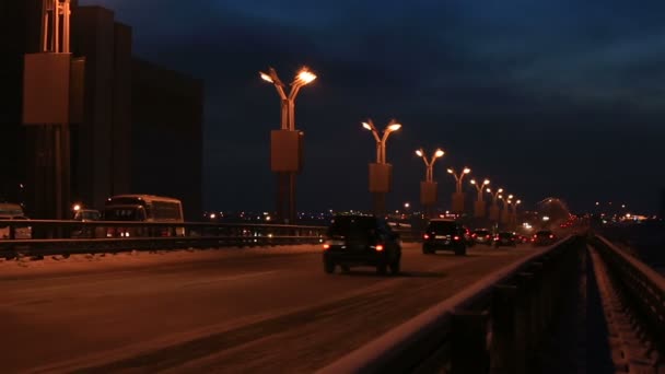 Samochody wjeżdżające na noc mostu. — Wideo stockowe