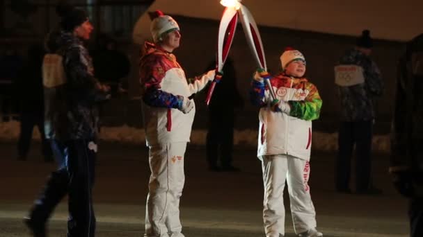 Torchbearers pass the fire. Olympic Torch Relay in Omsk. Russia. — Stock Video