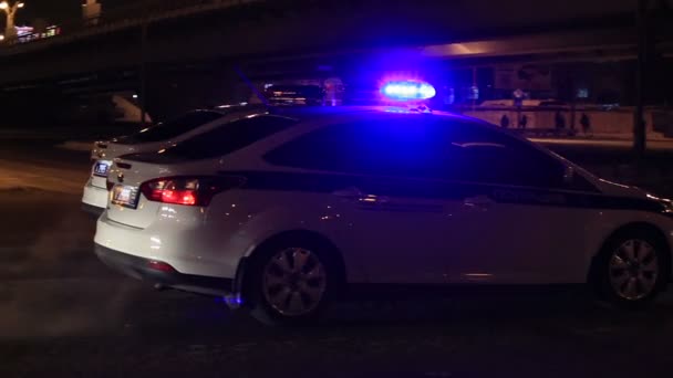 Coches de policía en una carretera de la ciudad . — Vídeos de Stock