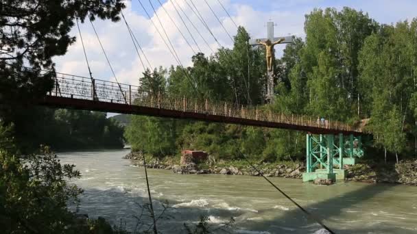 Hängebrücke zwischen den Inseln am Fluss Katun. altai krai. Russland. — Stockvideo