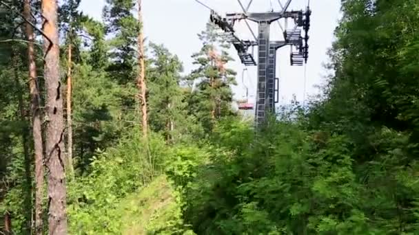 Skilift auf den Berg Zerkovka in Belokurikha. altai krai. Russland. — Stockvideo