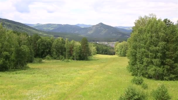 Hermoso paisaje de las montañas Altai desde el monte Shallow Sinyuha . — Vídeos de Stock