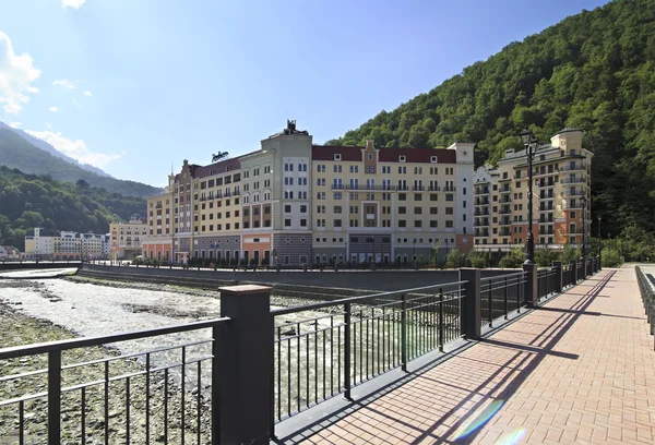 Rosa khutor Alp beldesinde krasnaya polyana. — Stok fotoğraf