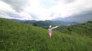 Altay Kray mount kanlı parmak üzerine küçük bir kız. Rusya.