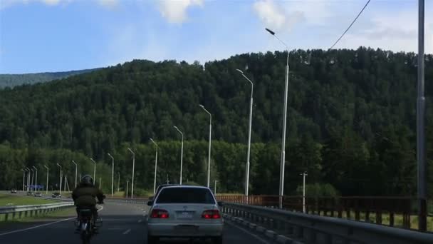 Nova ponte Aysky sobre o rio Katun. Altai Krai. Rússia . — Vídeo de Stock