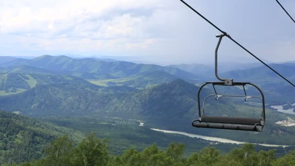 Ski stoeltjeslift op mount ondiepe sinyuha. Altaj. Rusland — Stockvideo