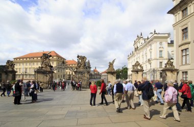 Birinci avlu ve Prag Kalesi'ne devlerin gates.