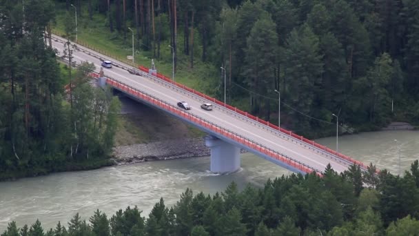 Nový most aysky přes řeku katun. Altajském kraji. Rusko. — Stock video