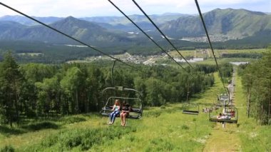 Kayak chairlift üzerine monte sığ sinyuha. Altay Cumhuriyeti. Rusya
