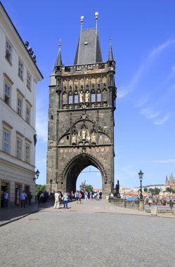 Eski Şehir Köprüsü kulesi. Prag'daki Charles Köprüsü.