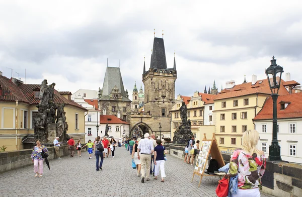 Brückenturm der Kleinstadt. Karlsbrücke in Prag. — Stockfoto