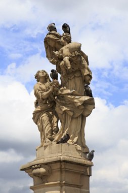 Aziz anne heykeli. Prag'daki Charles Köprüsü.