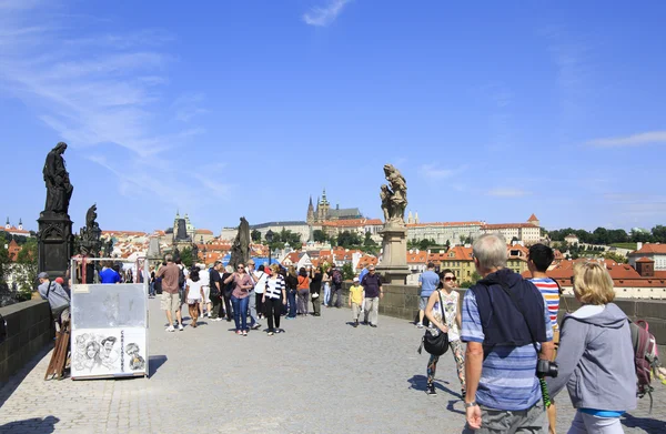 Foules de touristes sur le pont Charles à Prague . — Photo