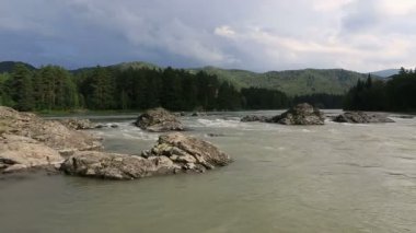 güzel yaz manzara dağ nehir katun. Timelapse görünümü.