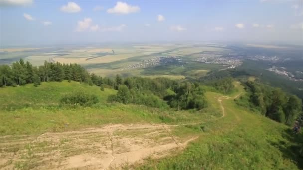 Ski chairlift on Mount Tserkovka in Belokurikha. Altai Krai. Russia. — Stock Video