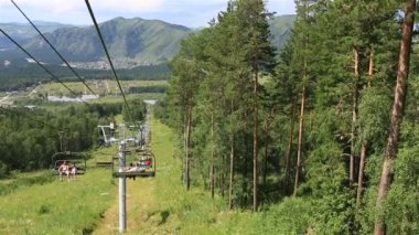 Kayak chairlift üzerine monte sığ sinyuha. Altay Cumhuriyeti. Rusya