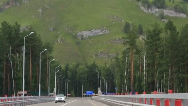 Nehir katun üzerinde yeni köprü aysky. Altay Kray. Rusya. — Stok video