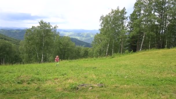 Chica alegre corre en la cima del Monte Shallow Sinyuha. República de Altai . — Vídeos de Stock