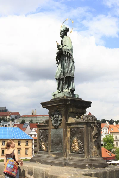 Estatua de Juan de Nepomuk. Puente de Carlos en Praga . —  Fotos de Stock