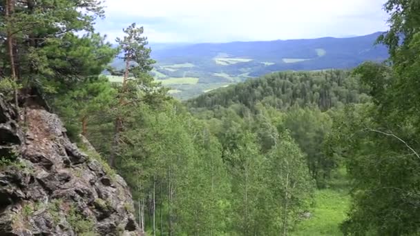 Panorama de las montañas Altai desde el pico Shallow Sinyuha. Rusia . — Vídeos de Stock