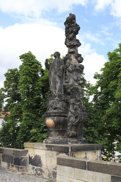 Staty av st. Cajetanus. Karlsbron i Prag. — Stockfoto