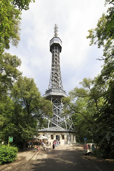 Petrin kilátó torony (hasonló az eiffel-torony), Prága. — Stock Fotó