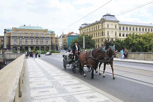 Конный экипаж в историческом центре Праги . — стоковое фото